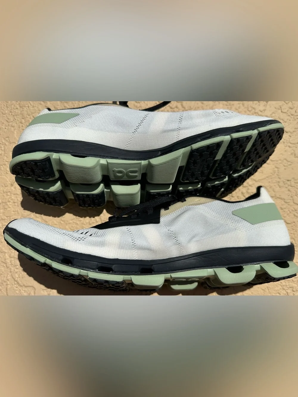 On Cloudflash 2 White Olive Green Running Shoes Women Size 9 in Excellent Cond